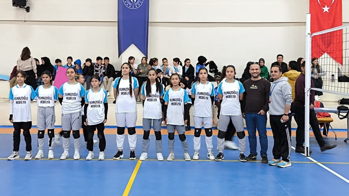 Raziye Hatun İmam Hatip Ortaokulu İlçe Voleybol Turnuvasında 3. Oldu.